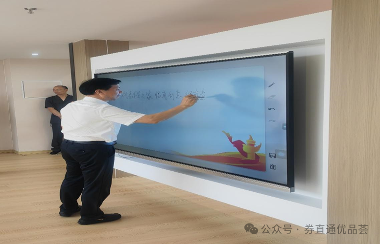 龙朝阳主任现场使用代表委员之家信息化系统
