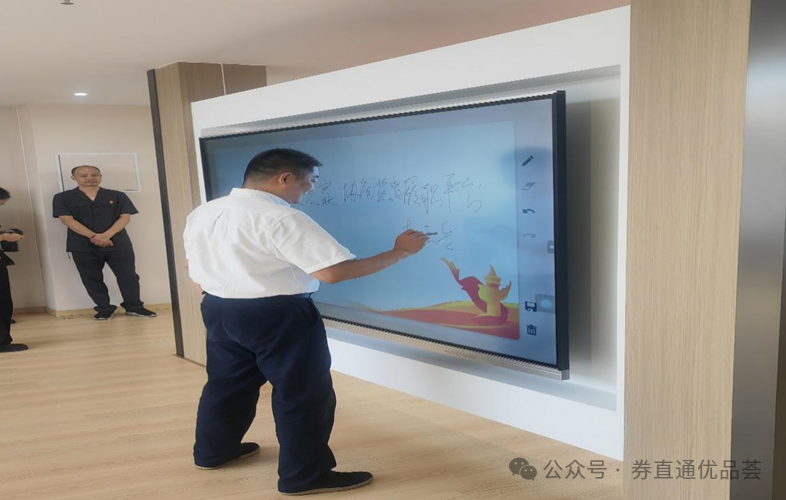 杨天兵主任现场使用代表委员之家信息化系统